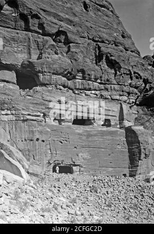 Storia del Medio Oriente - Petra (Wadi Musa). Area di El-Habis. La tomba incompiuta. Mostrare il metodo di iniziare dall'alto e di lavorare verso il basso. El-Habis Foto Stock