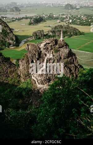 Paesaggio aereo mozzafiato della grotta di Mua con pagoda in cima Di montagna situato a Ninh Binh in Vietnam Foto Stock
