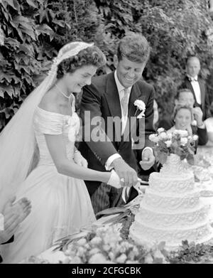 Il matrimonio del senatore John F Kennedy con Jacqueline Bouvier a Newport, RI, il 12 settembre 1953. La coppia tagliando la torta al loro ricevimento di nozze.