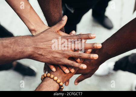 Gruppo di amici che accatastano le mani contro il razzismo. Black Lives conta il concetto. Foto Stock