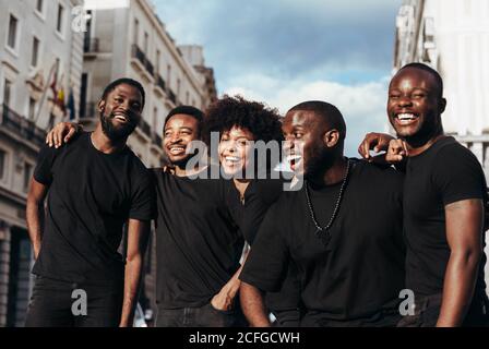 Amici di razza nera felici che si affacciano in città in una giornata estiva. Foto Stock