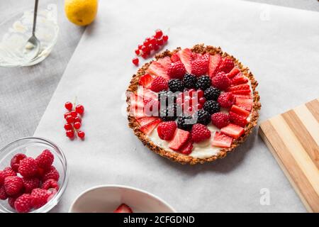 Ingredienti per una torta di frutti di bosco Foto Stock