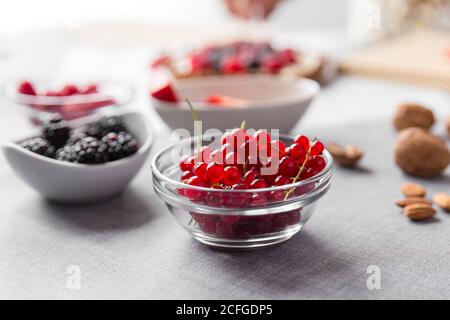 Ingredienti per una torta di frutti di bosco Foto Stock