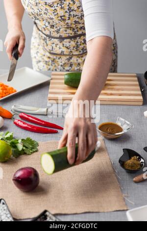 Donna che taglia le zucchine Foto Stock
