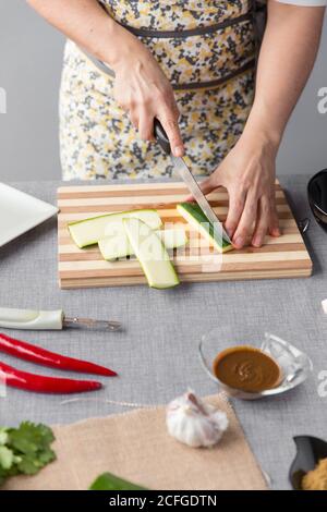 Donna che taglia le zucchine Foto Stock