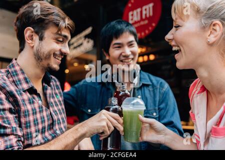 Amici bevendo un drink Foto Stock