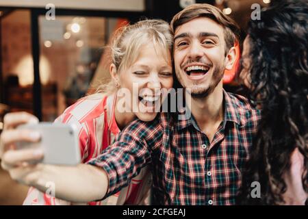 Amici allegri che prendono un selfie Foto Stock