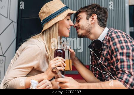 Couple kissing at a bar Foto Stock