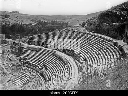 Didascalia originale: Est della Giordania e Mar Morto. Vicino alla vista del teatro Amman - Ubicazione: Amman Jordan ca. 1900 Foto Stock