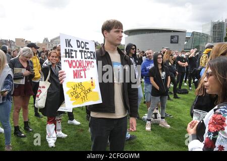 I proprietari, il personale e gli artisti di nightclub e nightclub protestano presso la Museumplein, in occasione della pandemia di Coronavirus, il 5 settembre 2020 ad Amsterdam, Paesi Bassi, per richiamare l'attenzione sui problemi dei club e delle discoteche causati dalla pandemia di coronavirus. A causa delle misure corona, i club e le discoteche non possono aprirsi nel modo usuale, sono autorizzati a ricevere clienti in una sorta di allestimento di caffè, dove i gruppi devono sedersi e mantenere una distanza di 1.5 metri e l'ispezione sarebbe rigorosa diversi club poi deciso di chiudere di nuovo. (Foto di Paulo Amorim/Sipa USA) Foto Stock