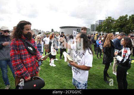 I proprietari, il personale e gli artisti di nightclub e nightclub protestano presso la Museumplein, in occasione della pandemia di Coronavirus, il 5 settembre 2020 ad Amsterdam, Paesi Bassi, per richiamare l'attenzione sui problemi dei club e delle discoteche causati dalla pandemia di coronavirus. A causa delle misure corona, i club e le discoteche non possono aprirsi nel modo usuale, sono autorizzati a ricevere clienti in una sorta di allestimento di caffè, dove i gruppi devono sedersi e mantenere una distanza di 1.5 metri e l'ispezione sarebbe rigorosa diversi club poi deciso di chiudere di nuovo. (Foto di Paulo Amorim/Sipa USA) Foto Stock