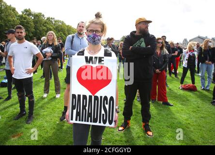 I proprietari, il personale e gli artisti di nightclub e nightclub protestano presso la Museumplein, in occasione della pandemia di Coronavirus, il 5 settembre 2020 ad Amsterdam, Paesi Bassi, per richiamare l'attenzione sui problemi dei club e delle discoteche causati dalla pandemia di coronavirus. A causa delle misure corona, i club e le discoteche non possono aprirsi nel modo usuale, sono autorizzati a ricevere clienti in una sorta di allestimento di caffè, dove i gruppi devono sedersi e mantenere una distanza di 1.5 metri e l'ispezione sarebbe rigorosa diversi club poi deciso di chiudere di nuovo. (Foto di Paulo Amorim/Sipa USA) Foto Stock