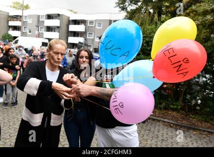 Solingen, Germania. 05 settembre 2020. Come espressione del loro dolore, i vicini portano cinque palloncini con i nomi dei cinque bambini uccisi di fronte alla casa di famiglia. Solingen piange cinque bambini che sono morti violentemente. Si dice che la madre di 27 anni della famiglia Solingen abbia prima anestetizzato e poi soffocato i suoi figli di uno-otto anni. È stato emesso un mandato di arresto per la donna. Credit: Roberto Pfeil/dpa/Alamy Live News Foto Stock