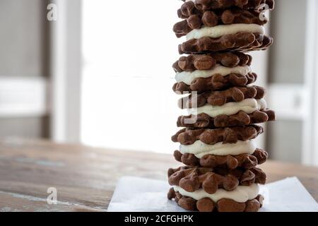 Colonna di panini fatti in casa gelato sul tavolo Foto Stock