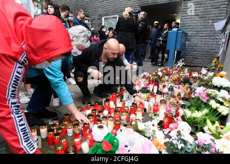 Solingen, Germania. 05 settembre 2020. Vicino Kasim Ayten e altre persone posano animali impagliati, fiori e candele di fronte alla casa dove cinque bambini sono stati trovati morti. Solingen è in lutto per cinque bambini che sono morti violentemente. Si dice che la madre di 27 anni della famiglia Solingen abbia prima anestetizzato e poi soffocato i suoi figli di uno-otto anni. È stato emesso un mandato di arresto per la donna. Credit: Roberto Pfeil/dpa/Alamy Live News Foto Stock