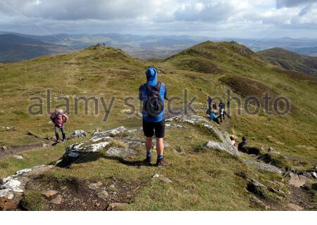 Pitlochry, Scozia, Regno Unito. 5 settembre 2020. Gli escursionisti si godono il bel tempo e il sole sulle pendici del ben Vrackie, un prominente Corbett (montagne tra 2500 piedi-3.000 piedi) vicino Pitlochry Perthshire. Credit: Craig Brown/Alamy Live News Foto Stock