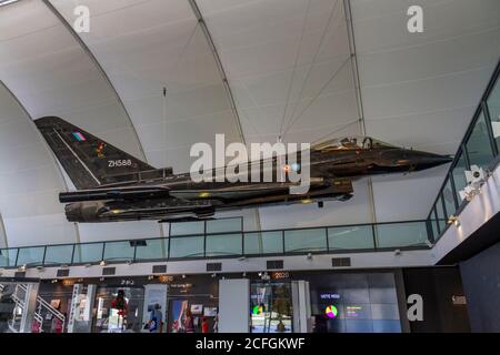 Un tifone Eurofighter appeso in una sala espositiva del RAF Museum, Londra, Regno Unito. Foto Stock