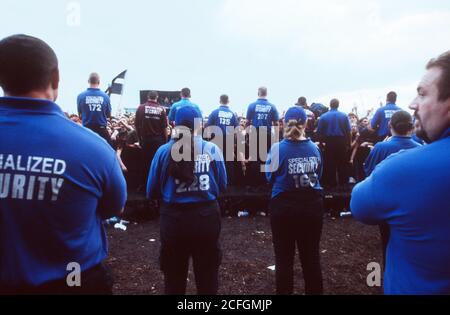 Guardia di sicurezza al Reading Festival 2002, Reading , Berkshire, Inghilterra, Regno Unito. Foto Stock