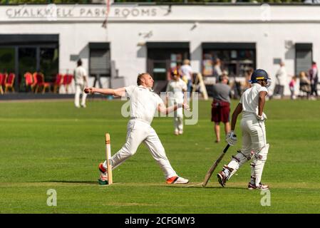 Cricket in esecuzione a Chalkwell Park, Westcliff on Sea, Southend, Essex, Regno Unito. Bowling Belhus Cricket Club Foto Stock