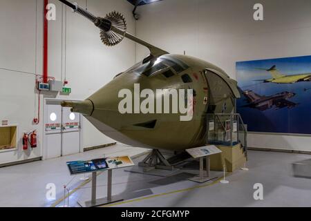 Il naso di un Handley Page Victor bomber medio a lungo raggio e petroliera di rifornimento aria-aria (1957-93) in mostra al RAF Museum, Londra, Regno Unito. Foto Stock