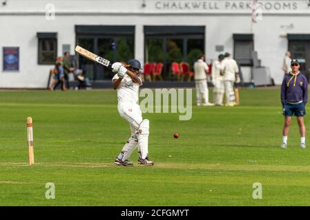 Cricket in esecuzione a Chalkwell Park, Westcliff on Sea, Southend, Essex, Regno Unito. Leigh su Sea Cricket Club battsman batting Foto Stock