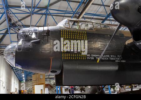 Un bombardiere Avro Lancaster 1 della seconda guerra mondiale in mostra al RAF Museum, Londra, Regno Unito. Foto Stock