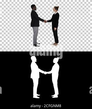Gli uomini d'affari si incontrano e scuotono le mani, Alpha Channel Foto Stock