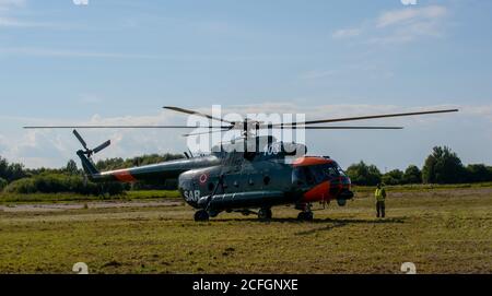 L'elicottero MIL mi-17 si prepara a decollarsi allo spettacolo del Festival dell'aviazione di Spilves come parte dell'ottantesimo compleanno della città di riga. Foto Stock