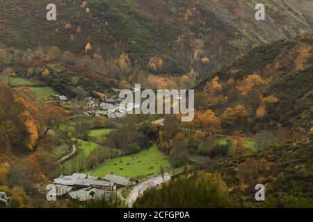 Piccoli villaggi nel mezzo di una valle in autunno Foto Stock
