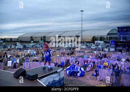 Karlsruhe, Germania. 05 settembre 2020. Mascot Willi Wildpark fa una Laola con i tifosi. GES/Calcio/2. Bundesliga: Karlsruher SC - apertura stagione, 05.09.2020 Calcio: 2. Bundesliga: Inizio stagione KSC, Karlsruhe, 5 settembre 2020 | utilizzo in tutto il mondo Credit: dpa/Alamy Live News Foto Stock