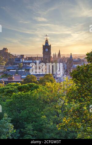 Lo skyline di Edimburgo con il castello di Edimburgo sullo sfondo, Edimburgo, Scozia, Regno Unito, Europa. Foto Stock
