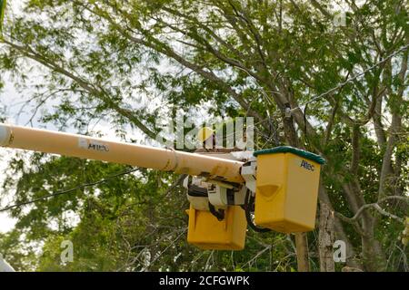 Villaggio di fiume di Stit, distretto di Stann Creek, Belize - 04 settembre 2020: Gli equipaggi limitati di Elictricity del Belize trasportano le riparazioni alle linee di alimentazione nell'indomani dell'uragano Nana Foto Stock