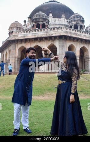 New Delhi India – Novembre 25 2019 : una posa di coppia per il pre-matrimonio sparare dentro Lodhi Garden Delhi, un punto di riferimento turistico popolare in Nuova Delhi India, per Foto Stock