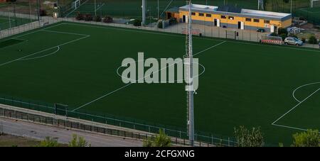 vero campo di calcio vuoto in una città Foto Stock