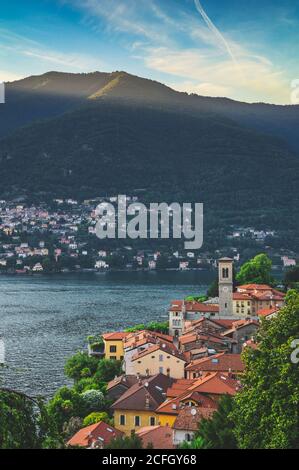 Vista panoramica di Torno e del lago di Como in Italia Foto Stock