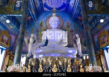 Statua del Buddha all'interno di Wat Rong Seur Ten (Tempio Blu), Chiang Rai, Thailandia, Asia Foto Stock