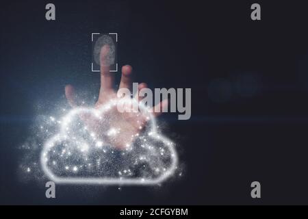 Cloud di dati sulla mano, sfondo scuro. Fare clic sull'icona del calcolo delle impronte digitali. Protezione dei dati di cloud computing. Tecnologia di scansione delle impronte digitali. Fing Foto Stock