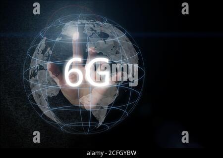 Rete 6G ologramma digitale e internet delle cose sulla terra background.6G rete sistemi wireless. 6G Internet veloce per le telecomunicazioni di nuova generazione Foto Stock