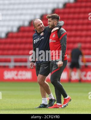 SUNDERLAND, INGHILTERRA. 5 SETTEMBRE l'assistente manager di Sunderland Steve Parkin con Lynden Gooch durante la partita di Carabao Cup tra Sunderland e Hull City allo Stadio di luce di Sunderland. (Credit: Mark Fletcher | MI News) Credit: MI News & Sport /Alamy Live News Foto Stock