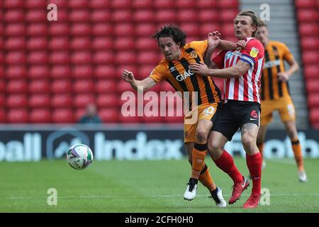 SUNDERLAND, INGHILTERRA. 5 SETTEMBRE Max Power of Sunderland in azione con George Honeyman di Hull City durante la partita di Carabao Cup tra Sunderland e Hull City allo Stadio di luce, Sunderland. (Credit: Mark Fletcher | MI News) Credit: MI News & Sport /Alamy Live News Foto Stock