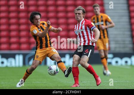 SUNDERLAND, INGHILTERRA. 5 SETTEMBRE Max Power of Sunderland in azione con George Honeyman di Hull City durante la partita di Carabao Cup tra Sunderland e Hull City allo Stadio di luce, Sunderland. (Credit: Mark Fletcher | MI News) Credit: MI News & Sport /Alamy Live News Foto Stock