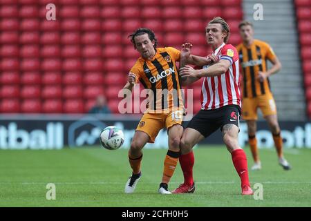 SUNDERLAND, INGHILTERRA. 5 SETTEMBRE Max Power of Sunderland in azione con George Honeyman di Hull City durante la partita di Carabao Cup tra Sunderland e Hull City allo Stadio di luce, Sunderland. (Credit: Mark Fletcher | MI News) Credit: MI News & Sport /Alamy Live News Foto Stock