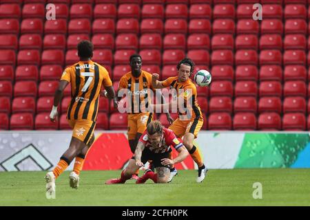 SUNDERLAND, INGHILTERRA. IL 5 SETTEMBRE Max Power of Sunderland si abbassa dopo una sfida George Honeyman di Hull City durante la partita di Carabao Cup tra Sunderland e Hull City allo Stadio di luce, Sunderland. (Credit: Mark Fletcher | MI News) Credit: MI News & Sport /Alamy Live News Foto Stock