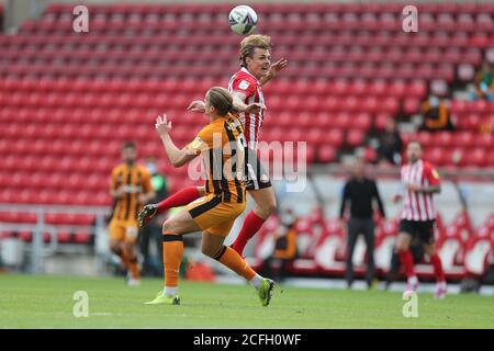 SUNDERLAND, INGHILTERRA. IL 5 SETTEMBRE Max Power of Sunderland contesta un header con Tom Eaves di Hull City durante la partita di Carabao Cup tra Sunderland e Hull City allo Stadio di luce, Sunderland. (Credit: Mark Fletcher | MI News) Credit: MI News & Sport /Alamy Live News Foto Stock