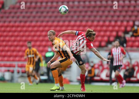 SUNDERLAND, INGHILTERRA. IL 5 SETTEMBRE Max Power of Sunderland contesta un header con Tom Eaves di Hull City durante la partita di Carabao Cup tra Sunderland e Hull City allo Stadio di luce, Sunderland. (Credit: Mark Fletcher | MI News) Credit: MI News & Sport /Alamy Live News Foto Stock