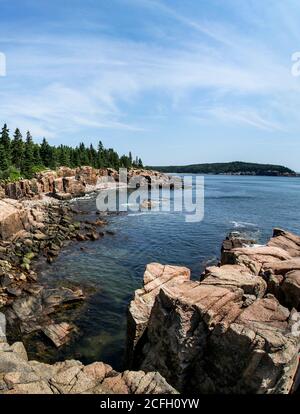 Acadian costa rocciosa del Maine vicino Thunderhole in estate Foto Stock