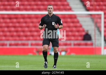 SUNDERLAND, INGHILTERRA. 5 SETTEMBRE l'arbitro della partita, Thomas Bramall durante la partita della Carabao Cup tra Sunderland e Hull City allo Stadio di luce, Sunderland. (Credit: Mark Fletcher | MI News) Credit: MI News & Sport /Alamy Live News Foto Stock