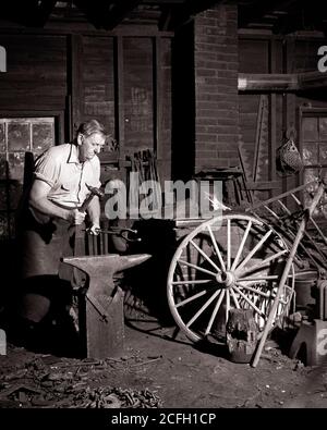 ANNI '50 ANNI '60 L'UOMO FABBRO VILLAGGIO LOCALE CHE LAVORA COME FARRIER SHAPING UN FERRO DI CAVALLO CON MARTELLO SU INCUDINE IN FORGE VIRGINIA USA - I6336 CRS001 HARS ABILITÀ OCCUPAZIONE COMPETENZE FORZA LAVORO FABBRO LAVORO ORGOGLIO OCCUPAZIONE LOCALI OCCUPAZIONI FRARRIER WAGON RUOTA DIPENDENTE SMITHY EVIL CREATIVITY HORSESHOE SHAPING BIANCO E NERO CHE LAVORA VECCHIO STILE Foto Stock