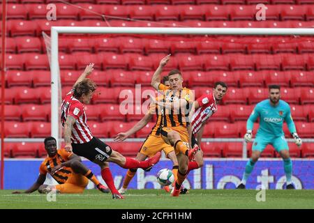 SUNDERLAND, INGHILTERRA. IL 5 SETTEMBRE Max Power of Sunderland spara in gol durante la partita della Carabao Cup tra Sunderland e Hull City allo Stadio di luce, Sunderland. (Credit: Mark Fletcher | MI News) Credit: MI News & Sport /Alamy Live News Foto Stock