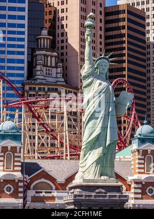 La Statua della libertà è una colossale scultura neoclassica su Liberty Island nel porto di New York all'interno di New York City, negli Stati Uniti con una scaglia Foto Stock